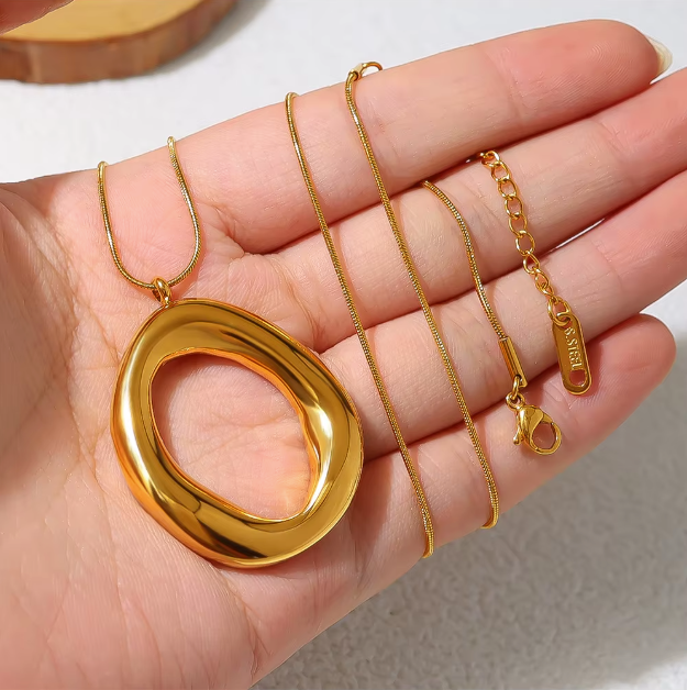 Collier à Pendentif Ovale